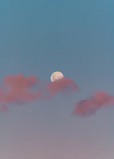 구름 사이의 달 — 호주 시드니 달이 뜬 저녁