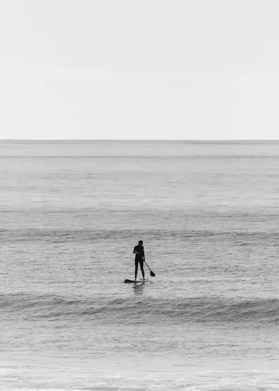 회색 바다 위 — 호주 시드니 물의 결