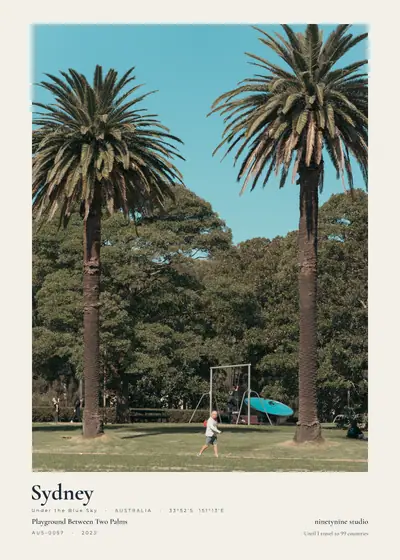 두 그루 사이의 놀이터 — 호주 시드니 파란 하늘 아래
