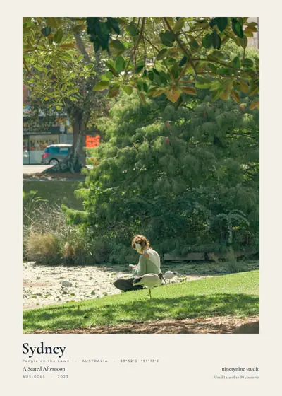 앉아 있는 오후 — 호주 시드니 잔디밭의 사람들