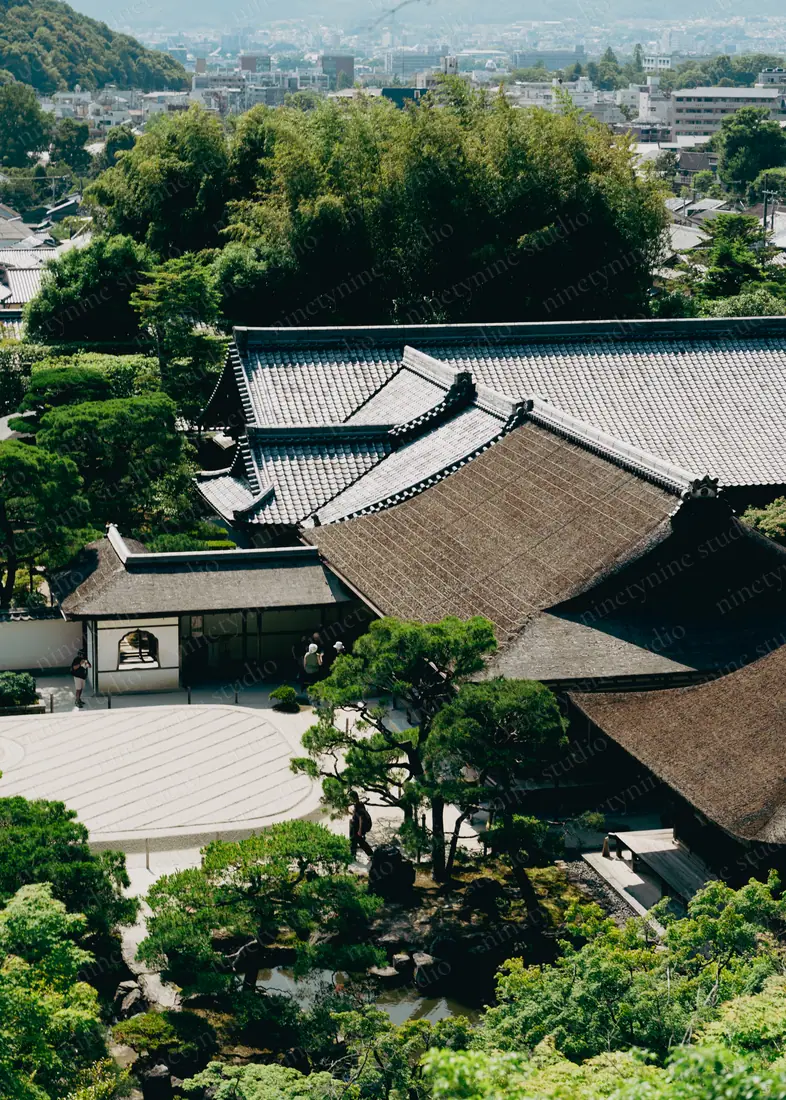 지붕이 겹치는 절 — 일본 교토 지붕 너머의 마을