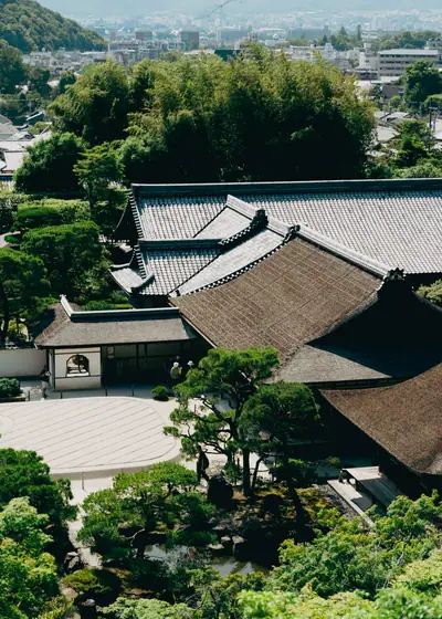 지붕이 겹치는 절 — 일본 교토 지붕 너머의 마을