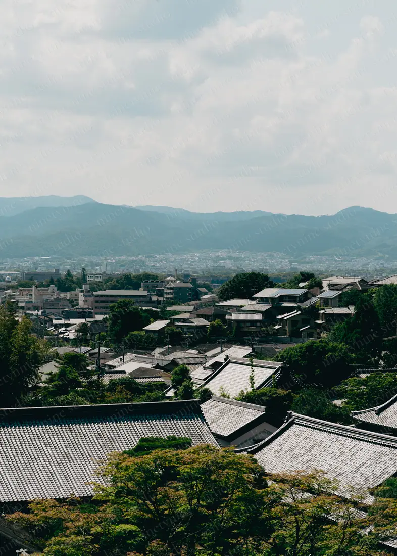 도시를 내려다보며 — 일본 교토 지붕 너머의 마을