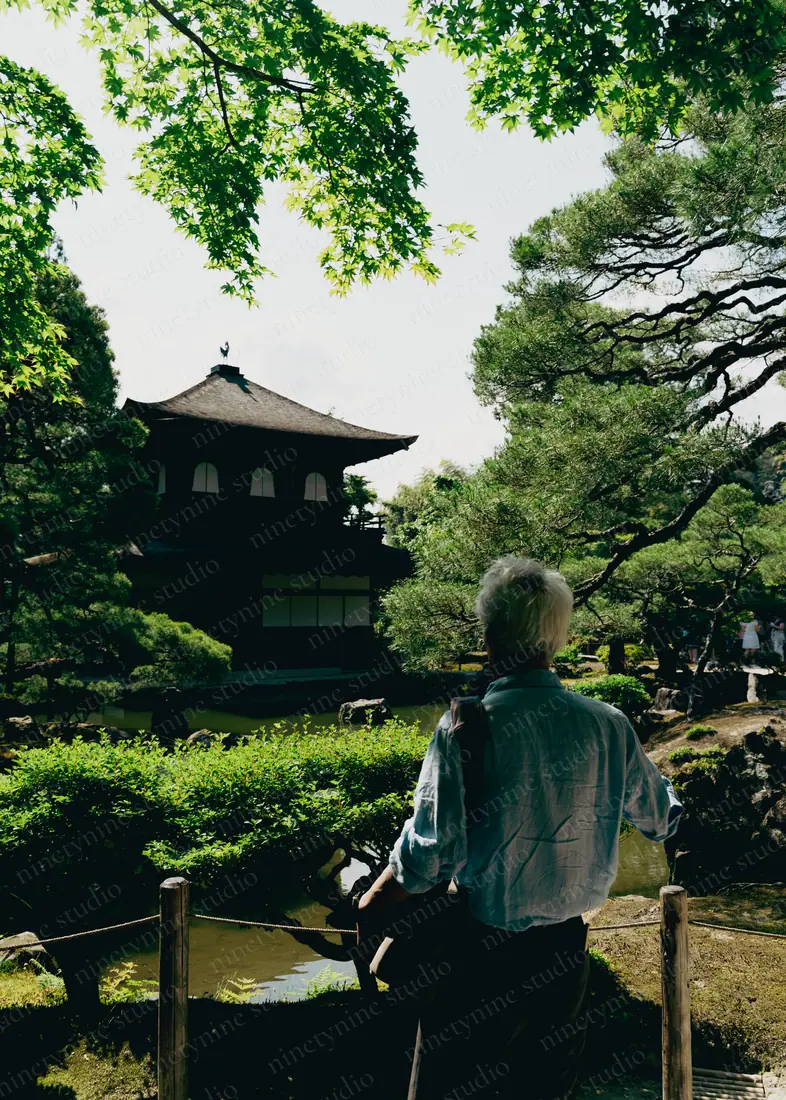 누각을 보는 사람 — 일본 교토 지붕 너머의 마을