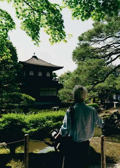 누각을 보는 사람 — 일본 교토 지붕 너머의 마을