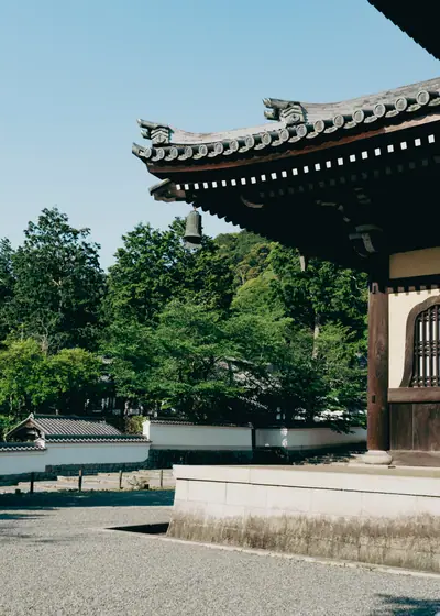 처마 끝의 하늘 — 일본 교토 절의 문