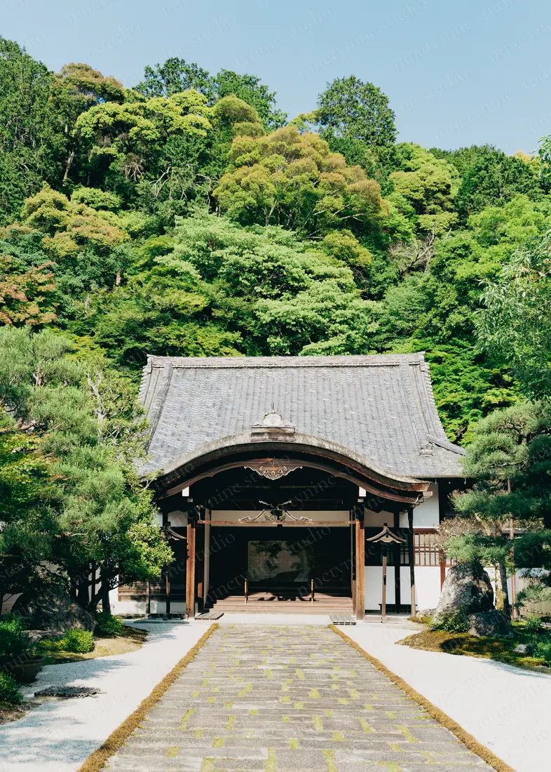 돌길 끝의 문 — 일본 교토 절의 문