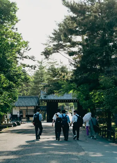 문으로 걸어가는 사람들 — 일본 교토 절의 문