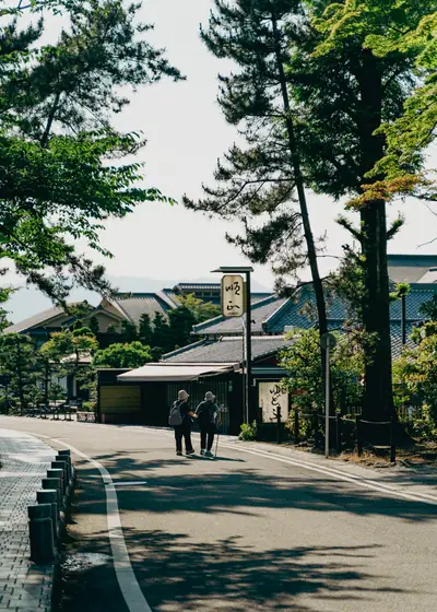 언덕을 오르는 길 — 일본 교토 등불의 거리