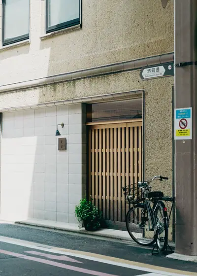 좁은 길의 자전거 — 일본 교토 골목의 자전거