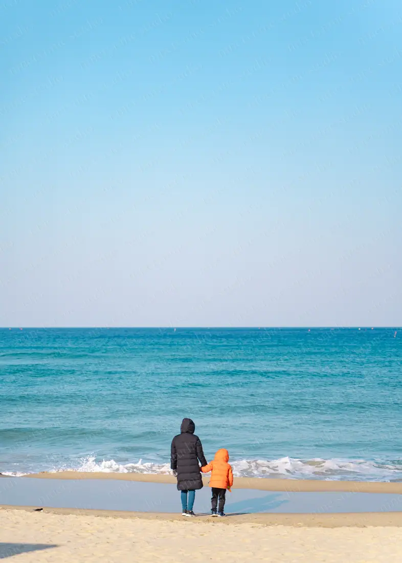 물가에 선 둘 — 한국 제주 바다의 색