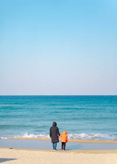 물가에 선 둘 — 한국 제주 바다의 색
