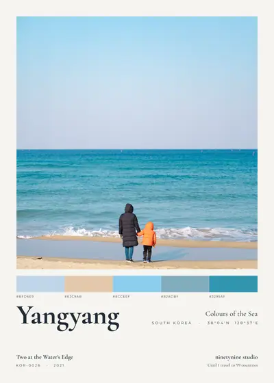 물가에 선 둘 — 한국 제주 바다의 색