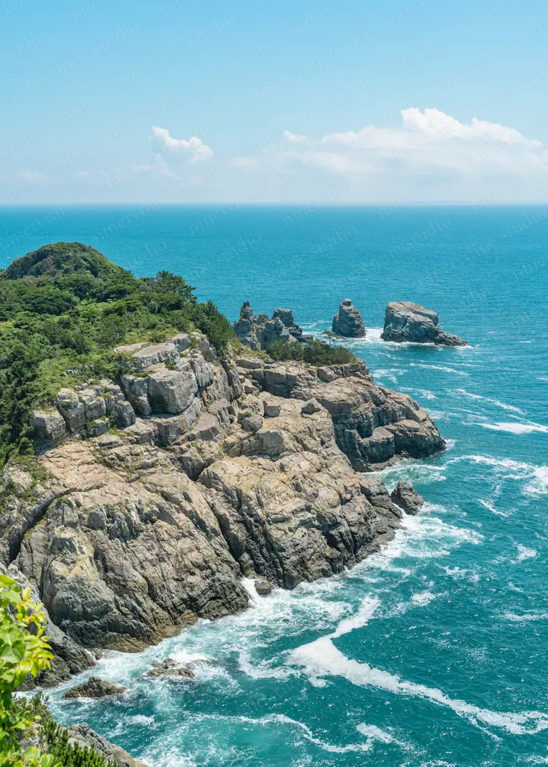 벼랑 아래 물길 — 한국 제주 물빛과 바위
