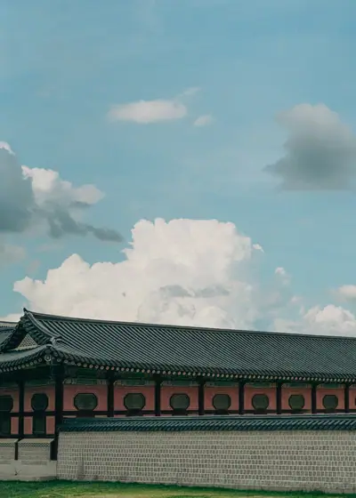 단청이 있는 담 — 한국 서울 궁과 도시