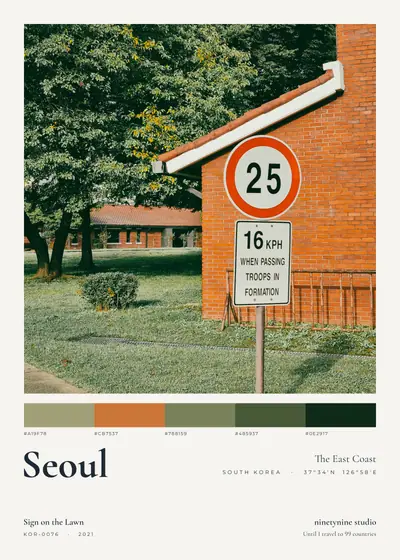 잔디밭의 표지판 — 한국 강원의 바다