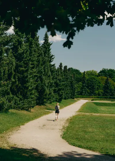 정원길을 달리는 사람 — 오스트리아 비엔나 쇤브룬 궁전